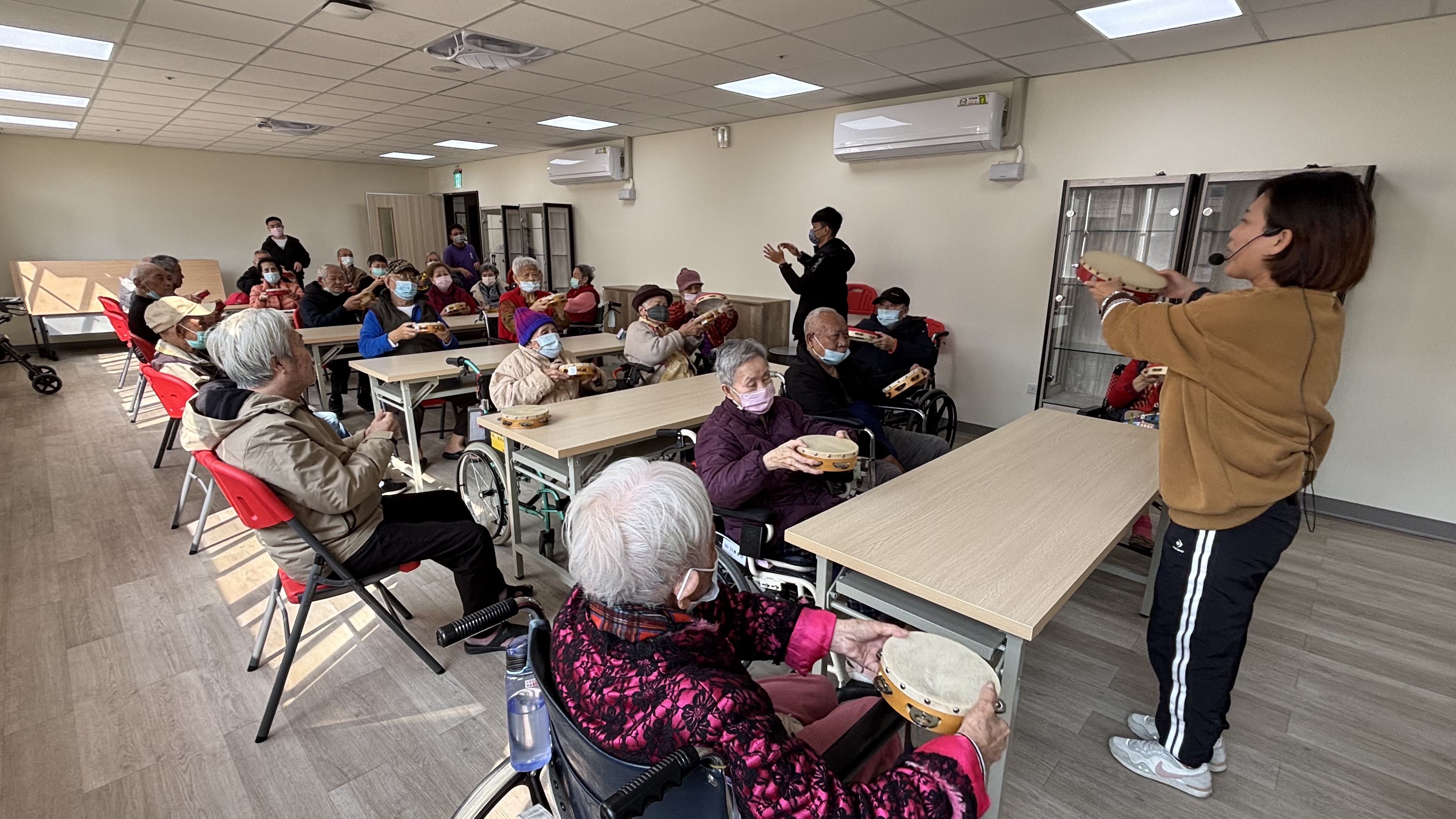 銀寶學苑「鼓舞樂活」熱烈開課！李麗娟老師帶領長輩擊出生命力