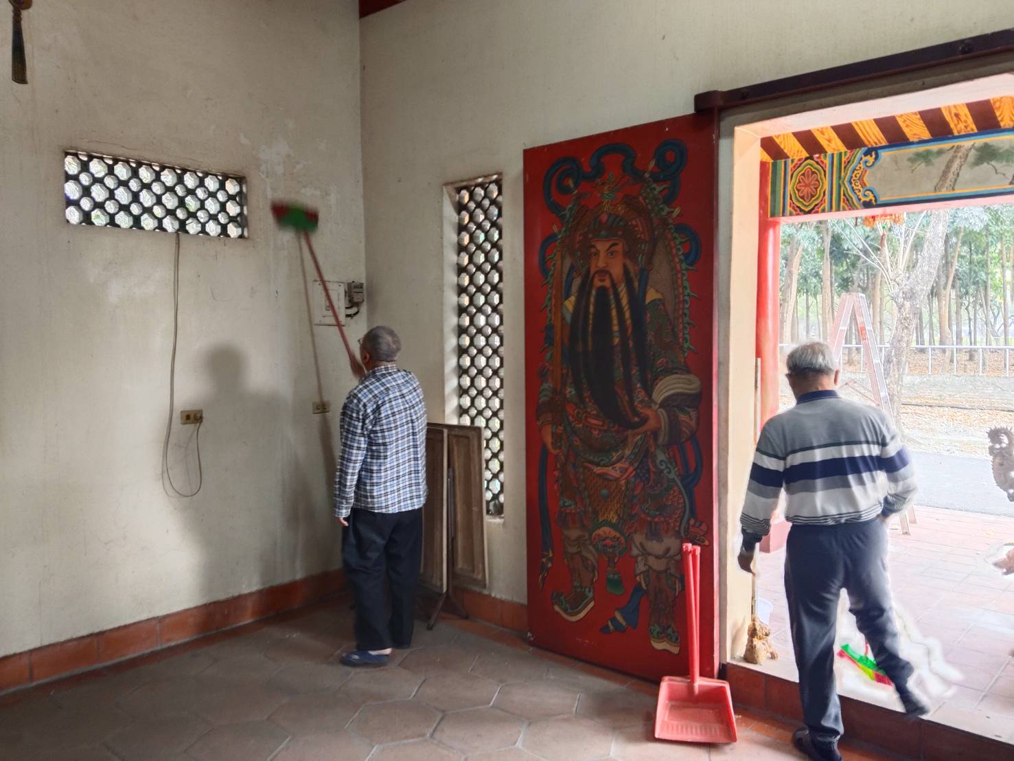 圖1:長輩充滿熱情清掃文武廟