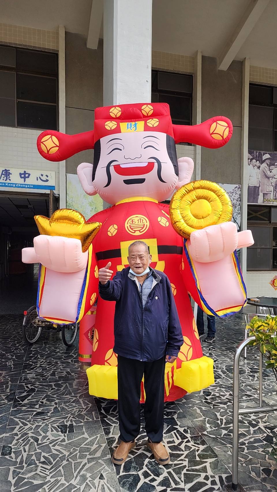 115年02月18日屏東榮家「財神快閃」送福氣！歡欣慶春節