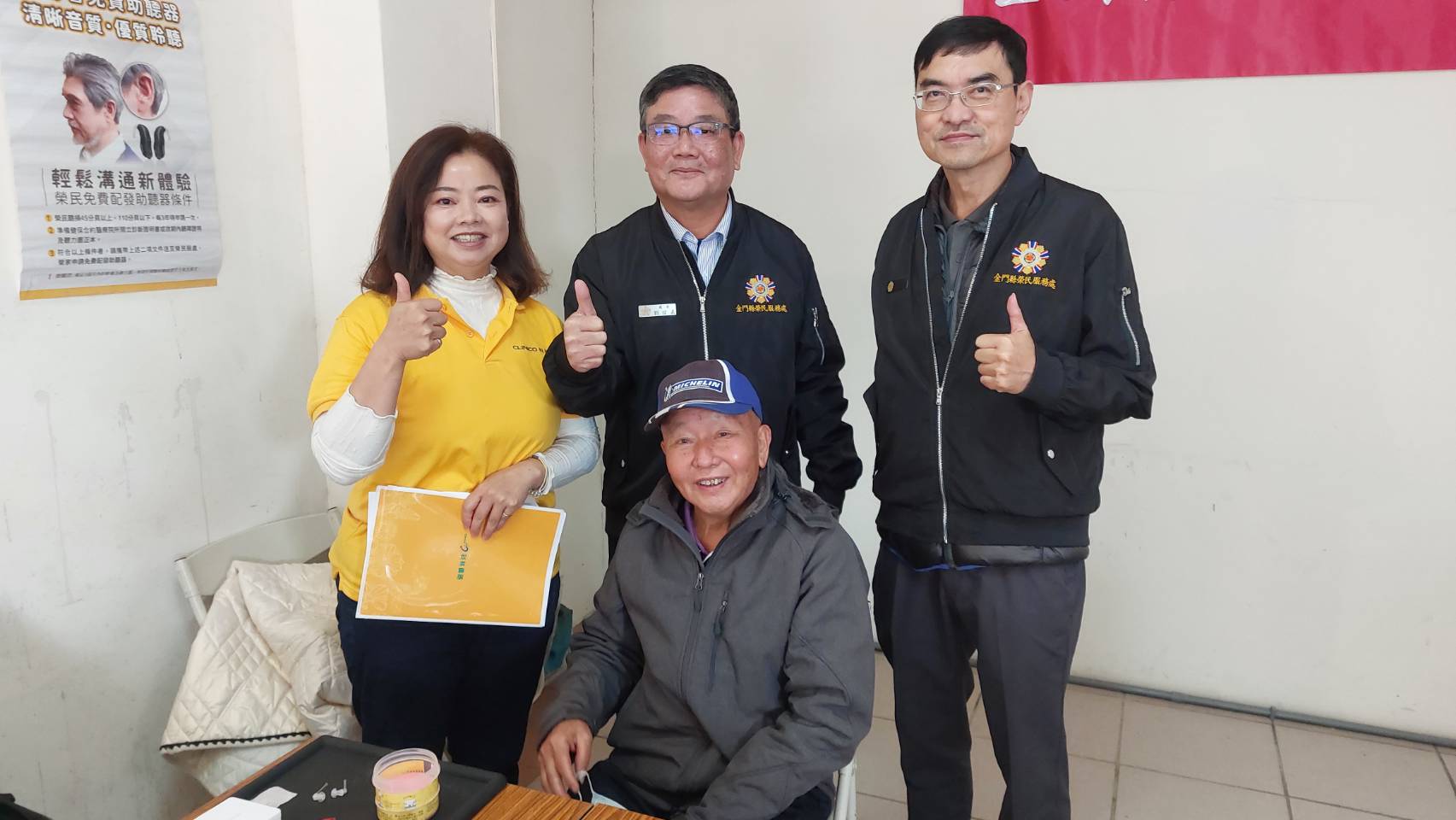 圖三劉信義處長(中)、彭致和副處長(右)科林公司李經理(左)與現場榮民合照