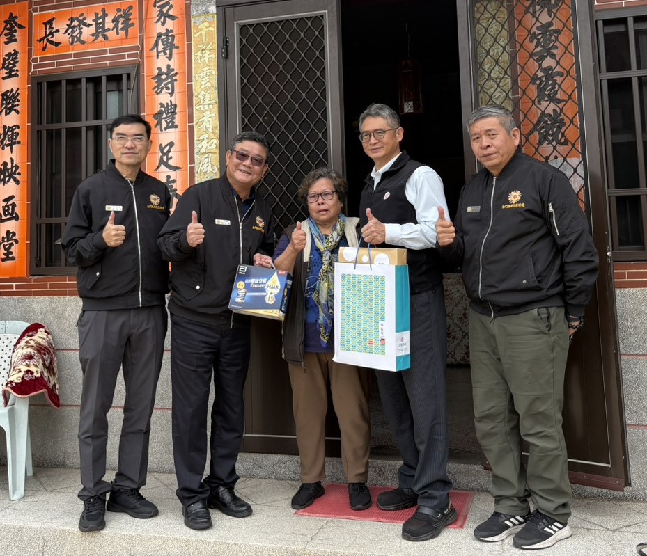 圖四劉信義處長(左2)、山外郵局歐陽文毅經理(右2)慰問榮眷陳英(中)