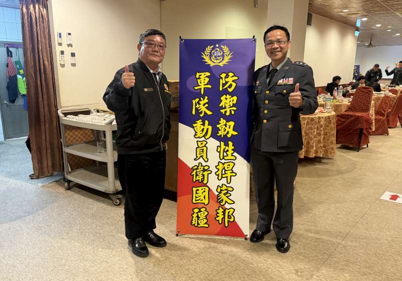 圖三劉信義處長(左)與金門後備中心許澤鑫主任(右)服務照顧心得交流-800x560