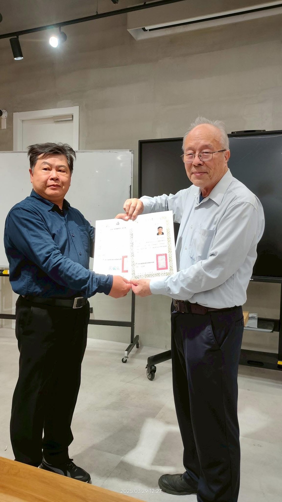 榮民黃幸一(左)參加退輔會職訓中心委外「房屋檢驗班」(黃幸一提供)