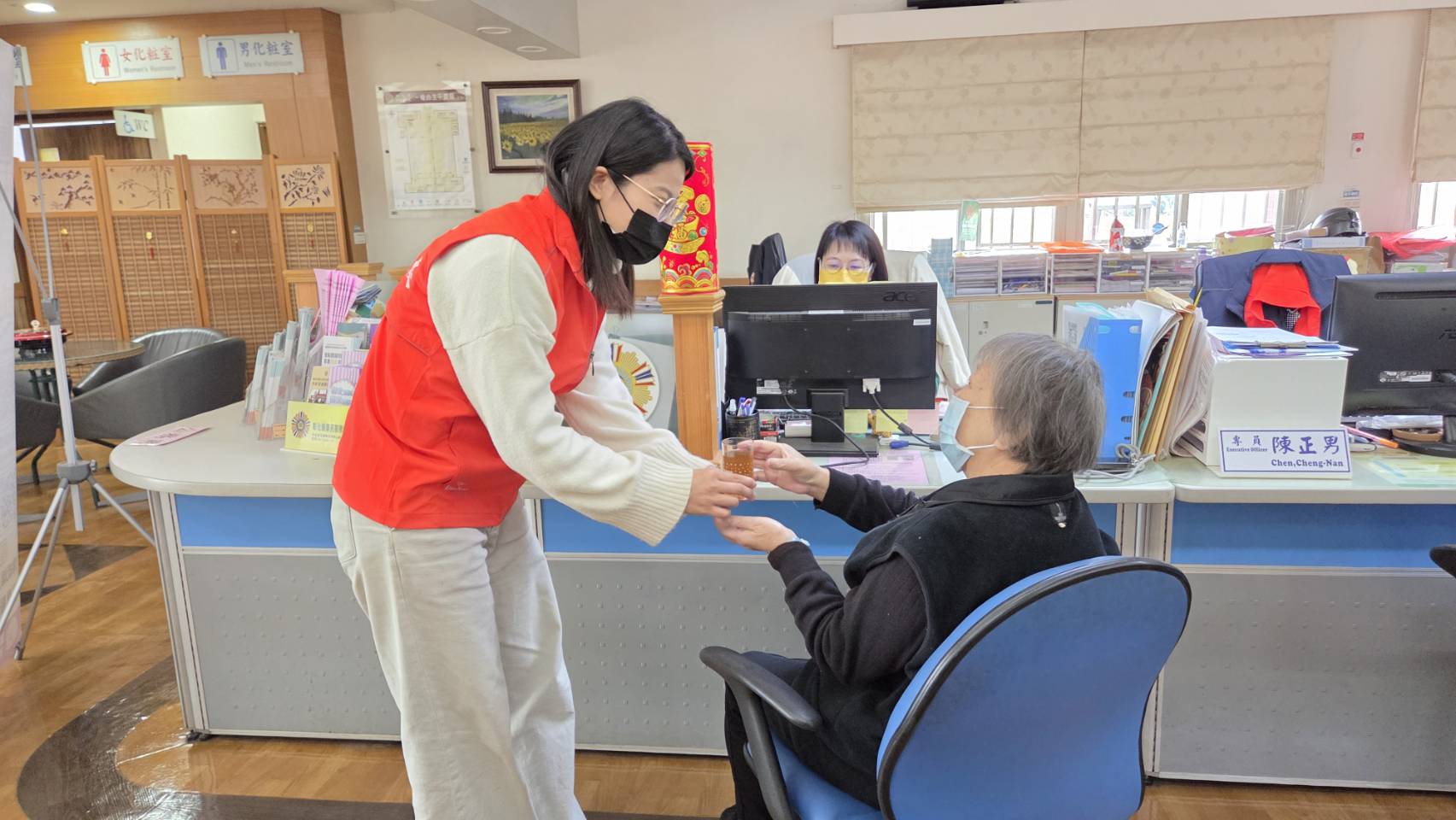 暖心祛寒 彰化縣榮民服務處「熱薑茶」 友善洽公榮民(眷)度過10度低溫