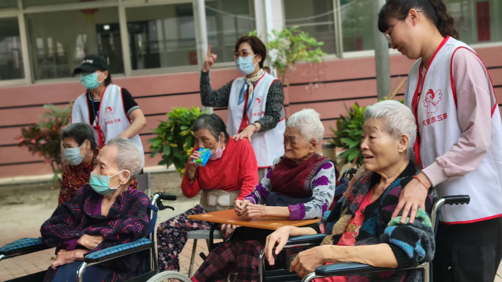 圖4:志工們為爺爺奶奶捶捶肩膀陪伴聊天