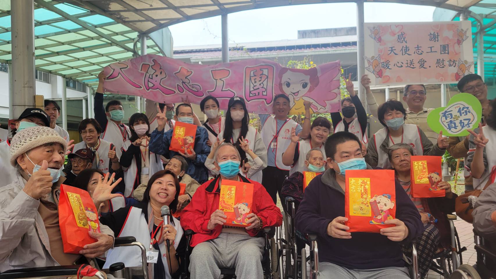 圖2:爺爺奶奶拿志工們賀年小禮包與歡欣合影