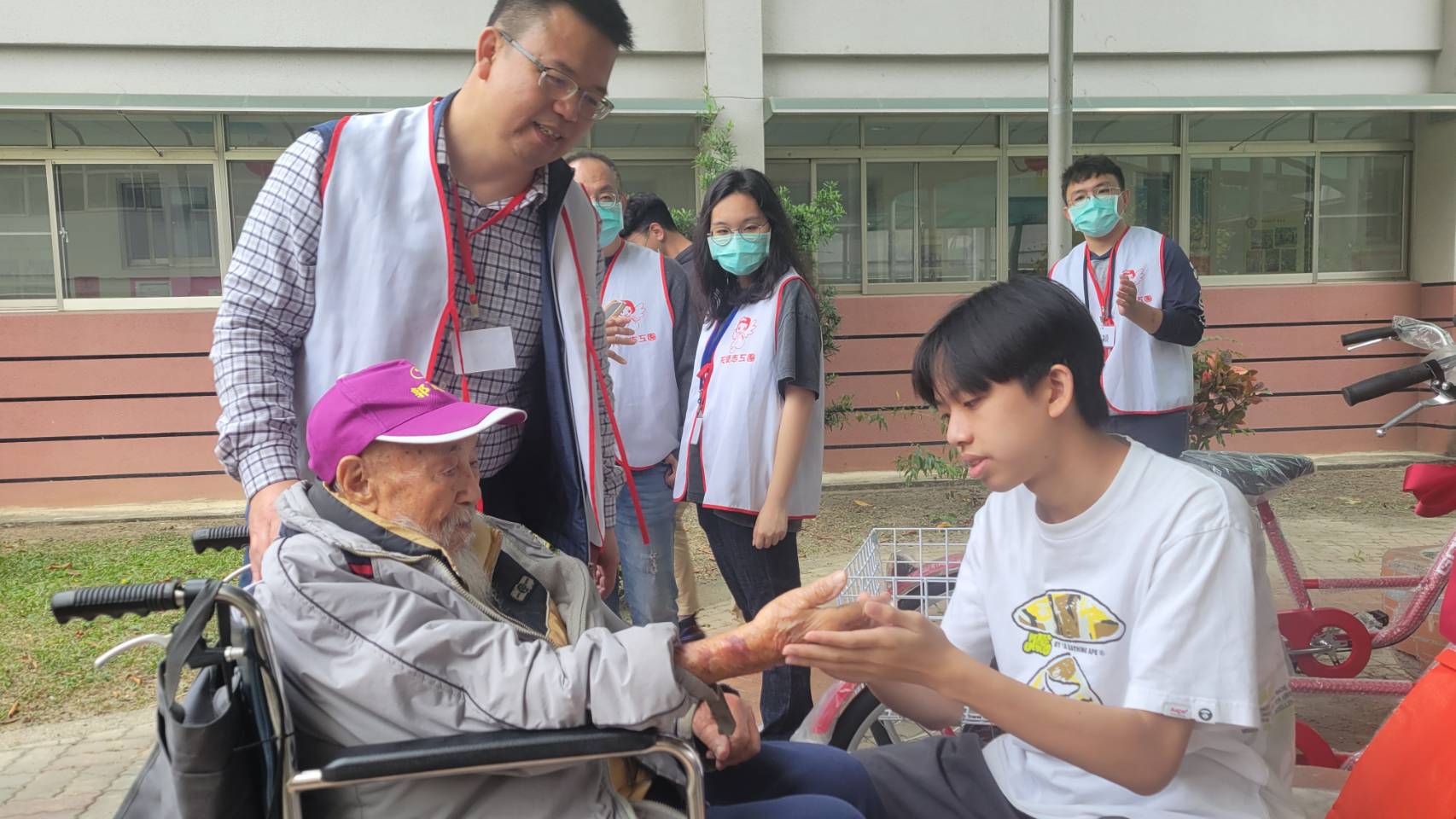 圖3:小志細心為百歳黃爺爺擦拭乳液聊天