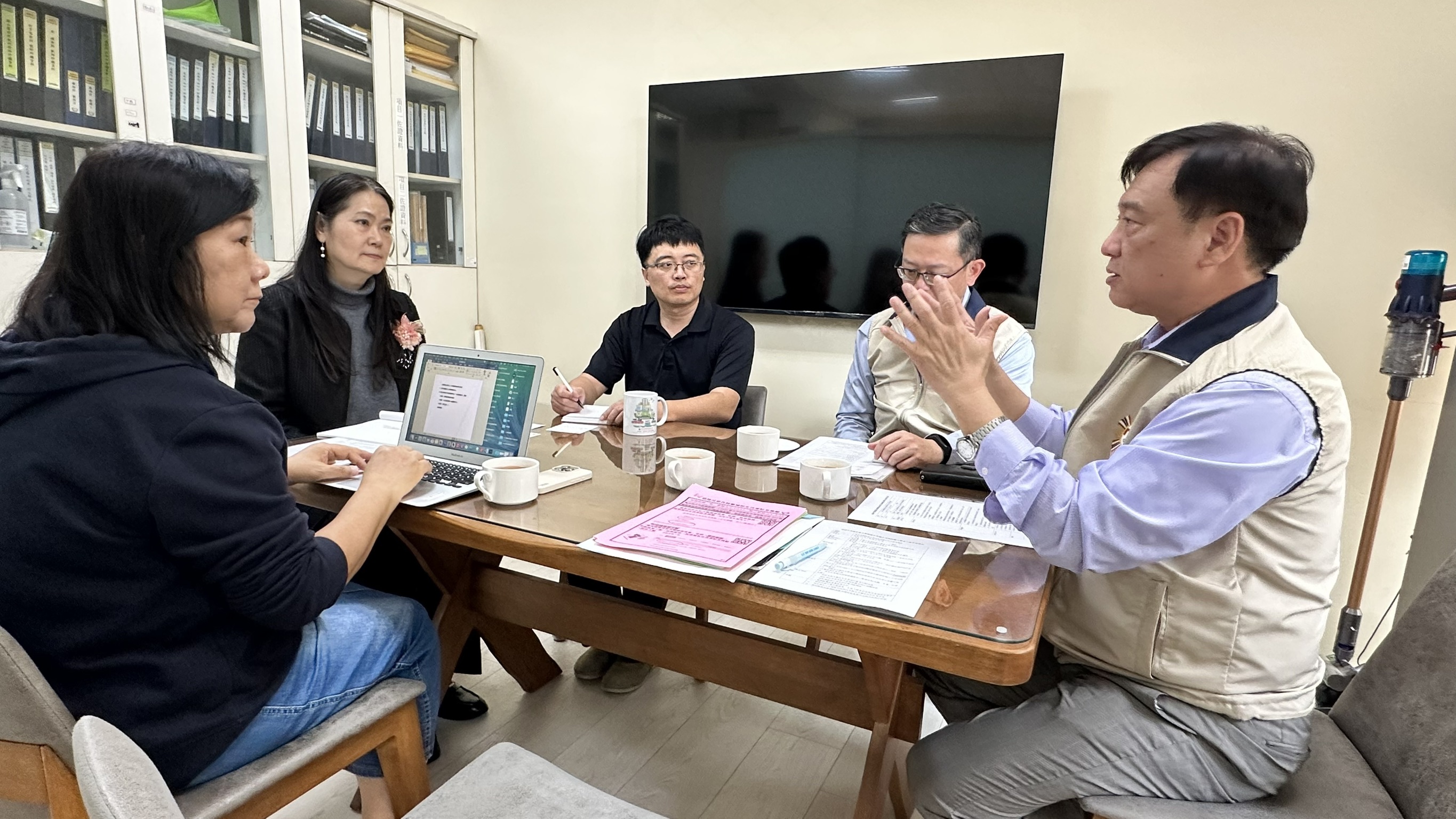 劉雅魁處長(右1)與韓必霽所長(左2)研討如何協助退除役官兵發展人生第二春