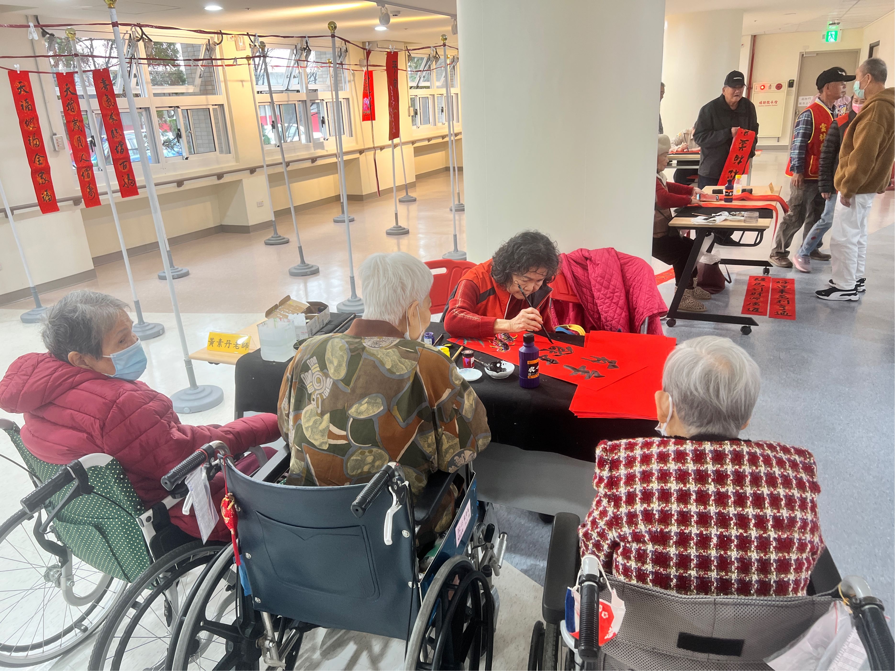 長輩欣賞年畫老師的創作等待成品