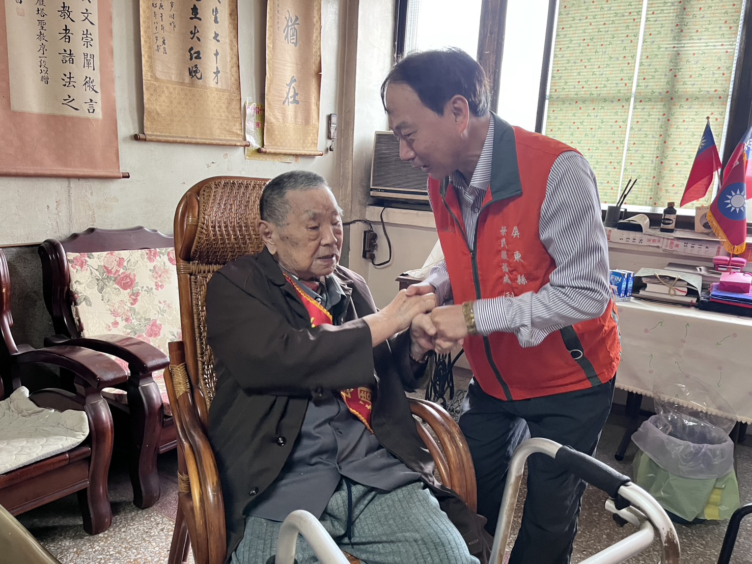 圖說2:劉副處長與秦伯伯問安