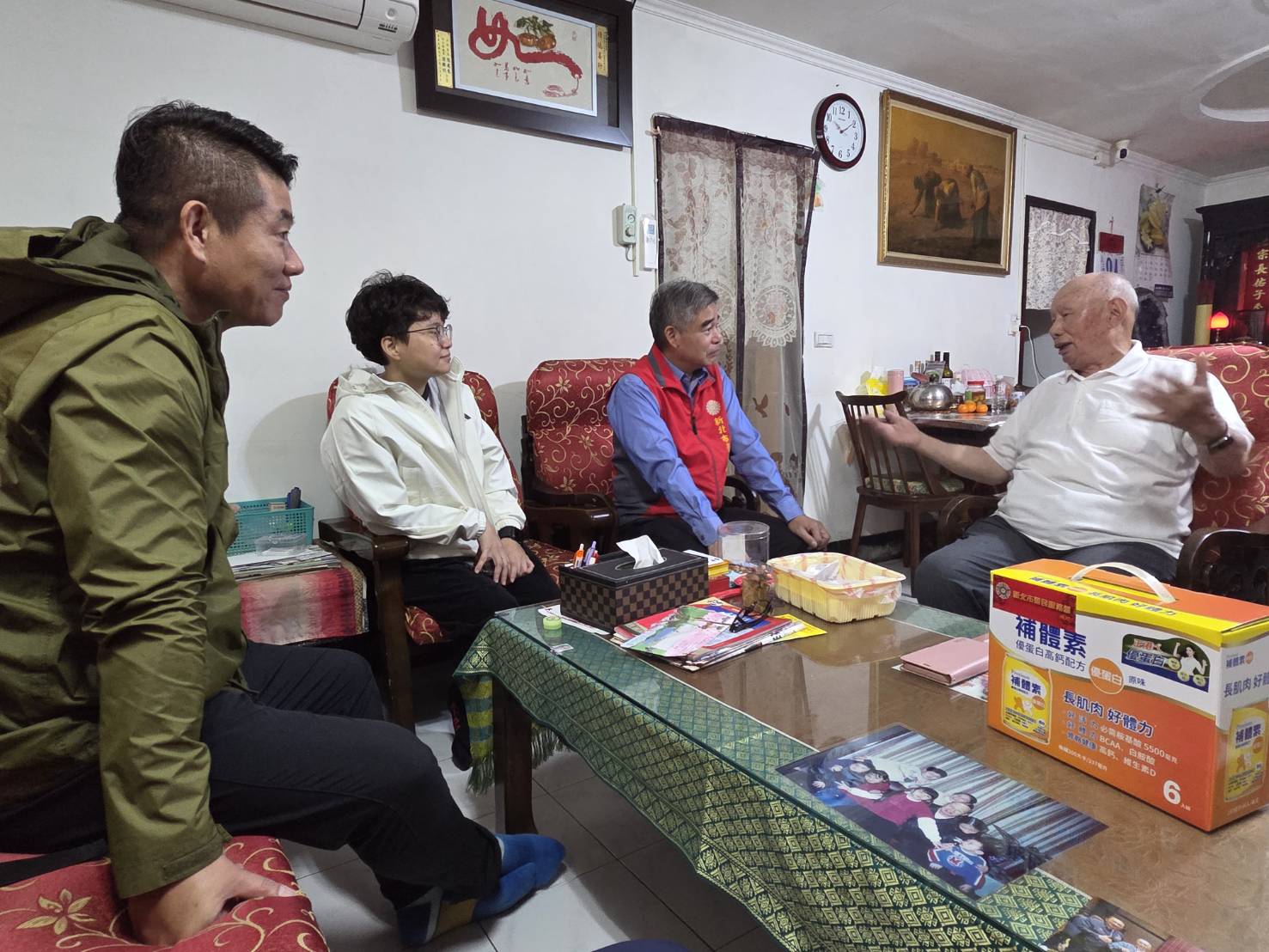 新北市榮民服務處處長林振生(右2)訪視榮民錢伯伯(右1),並關心其生活近況。