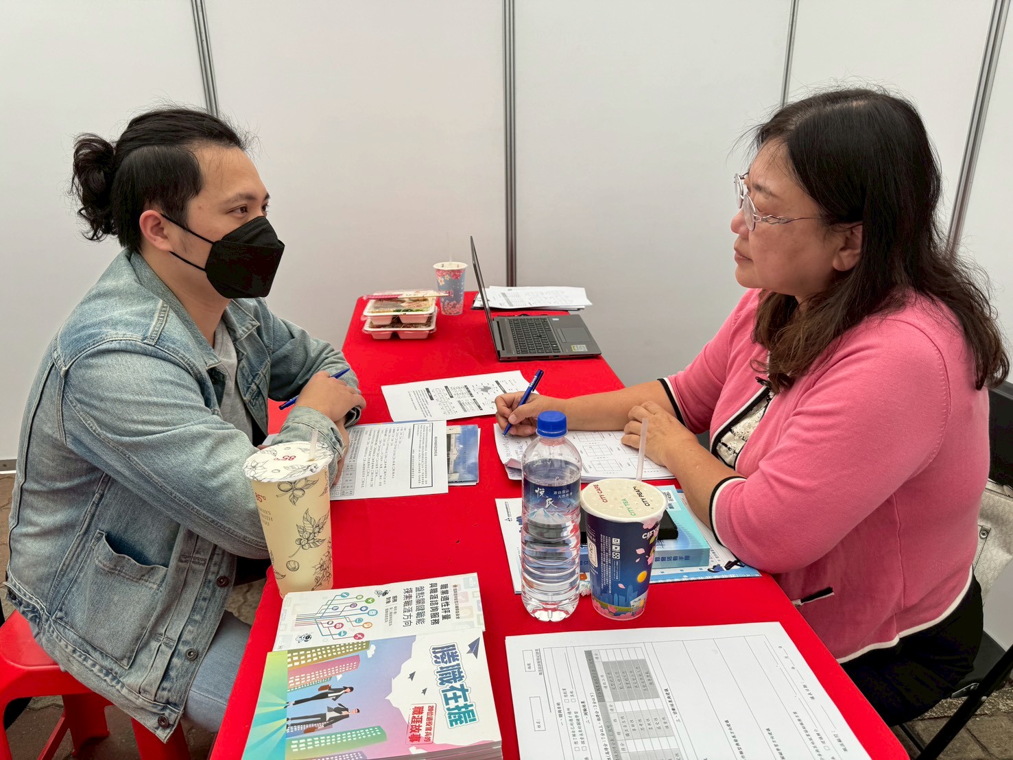 雲林縣榮服處前進雲科大就博會，媒合職缺助退除役官兵轉銜職場