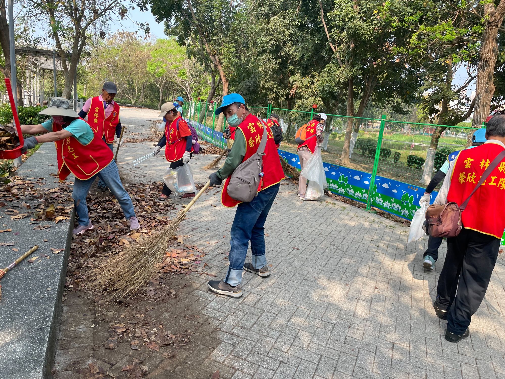 雲林縣榮服處志工攜手縣府淨溪推環境教育