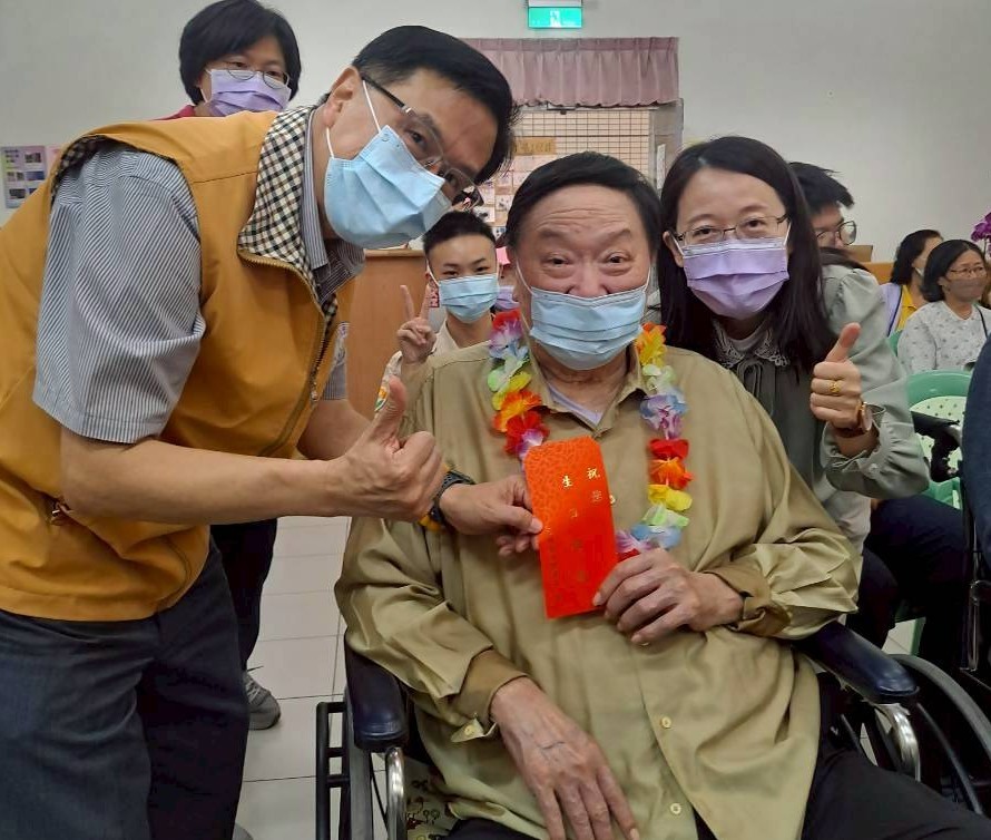 眾人祝福獻溫馨3