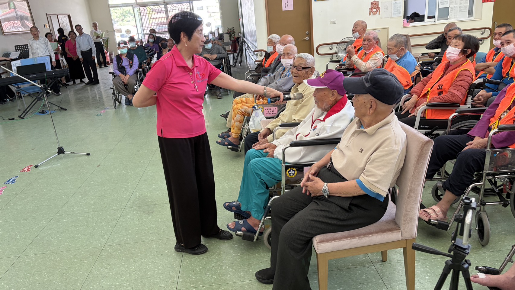 圖6:百歲住民楊爺爺與主持人互動熱絡。