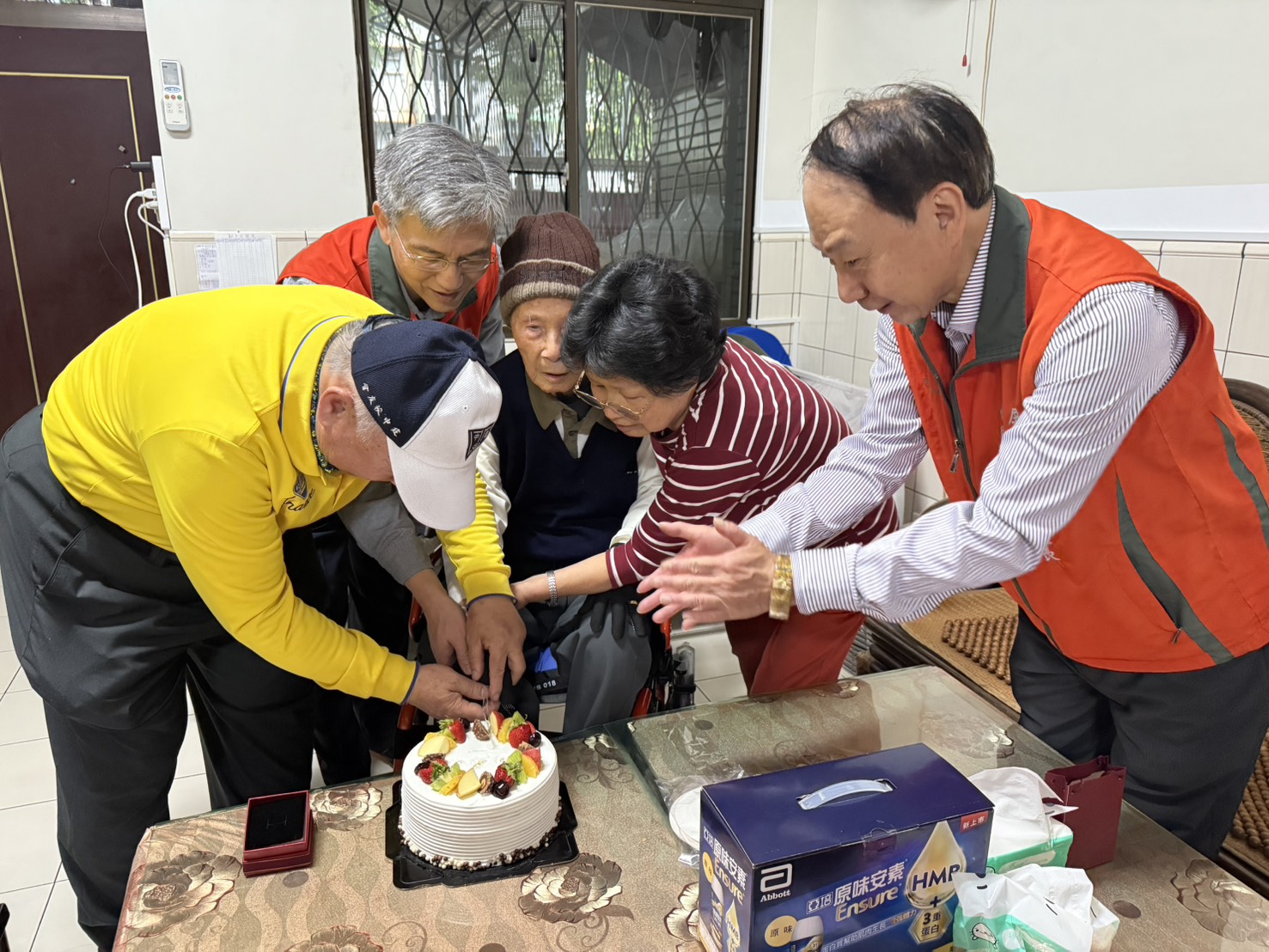 圖說3:葉伯伯及家人與榮服處王處長齊切蛋糕