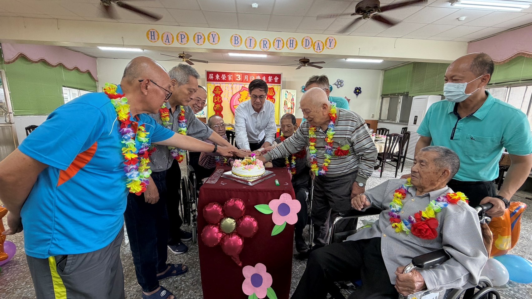 圖1家主任李秦強(圖左4)與壽星長輩們一起切生日蛋糕
