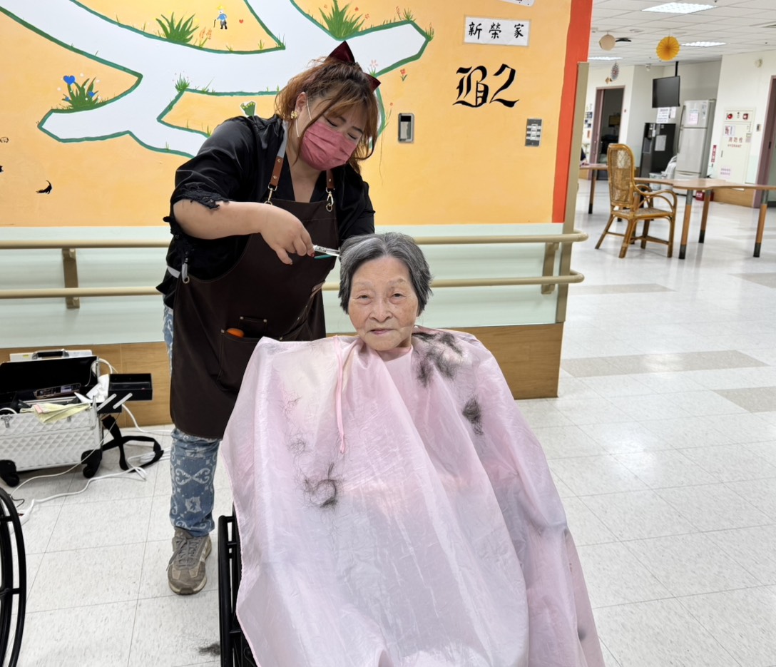 協會義剪老師深入忠孝堂駐點,方便長輩整潔變美。