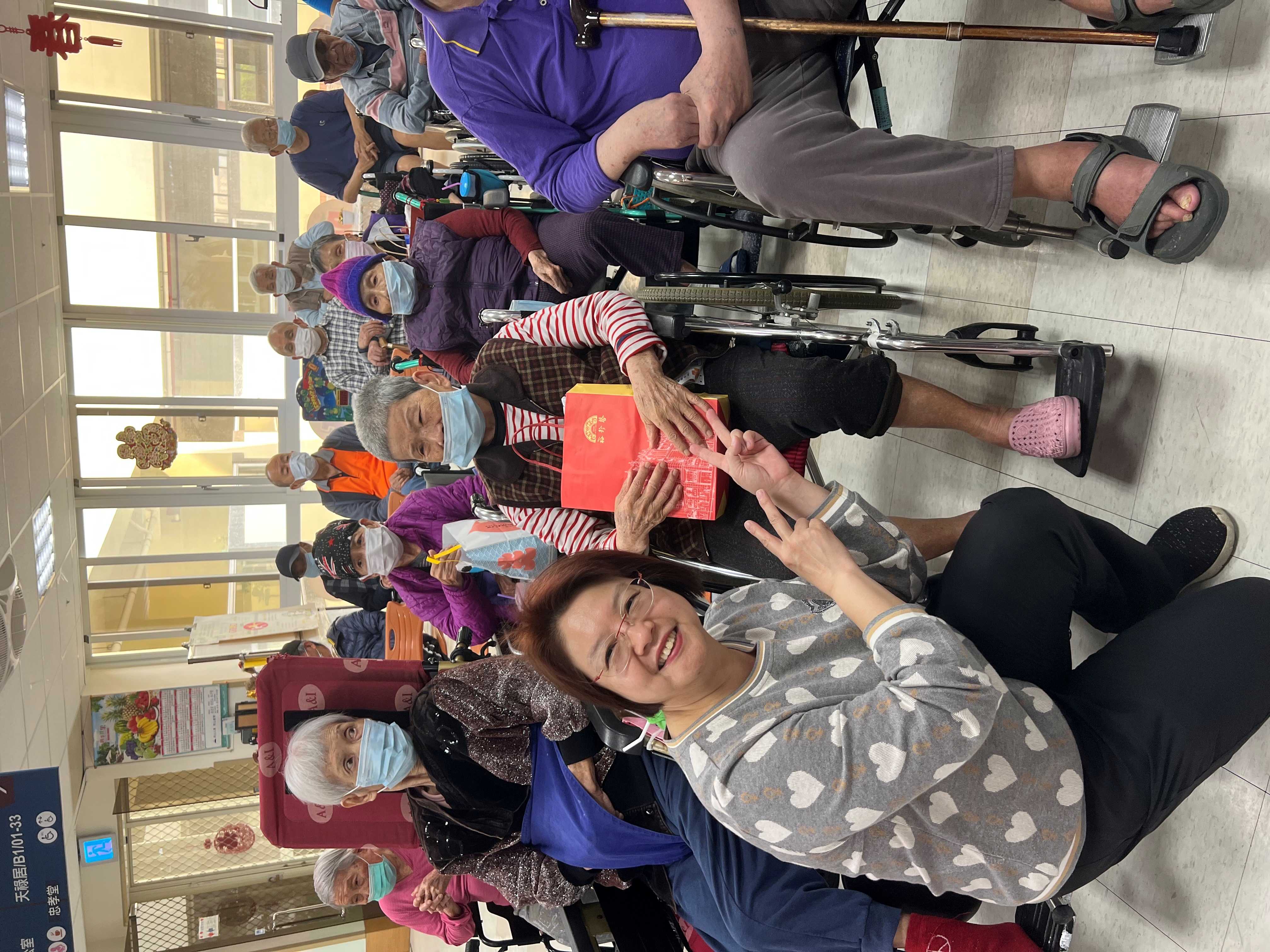 家主任獎勵長輩成功完成自立支援方案