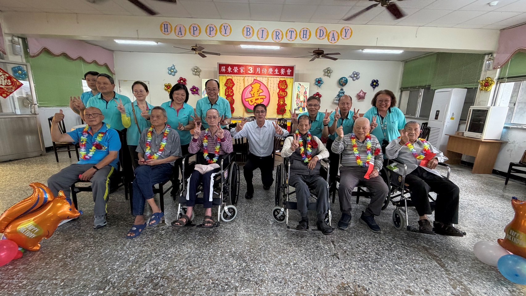圖2家主任李秦強(圖後排中)及榮家同仁與壽星長輩們合影