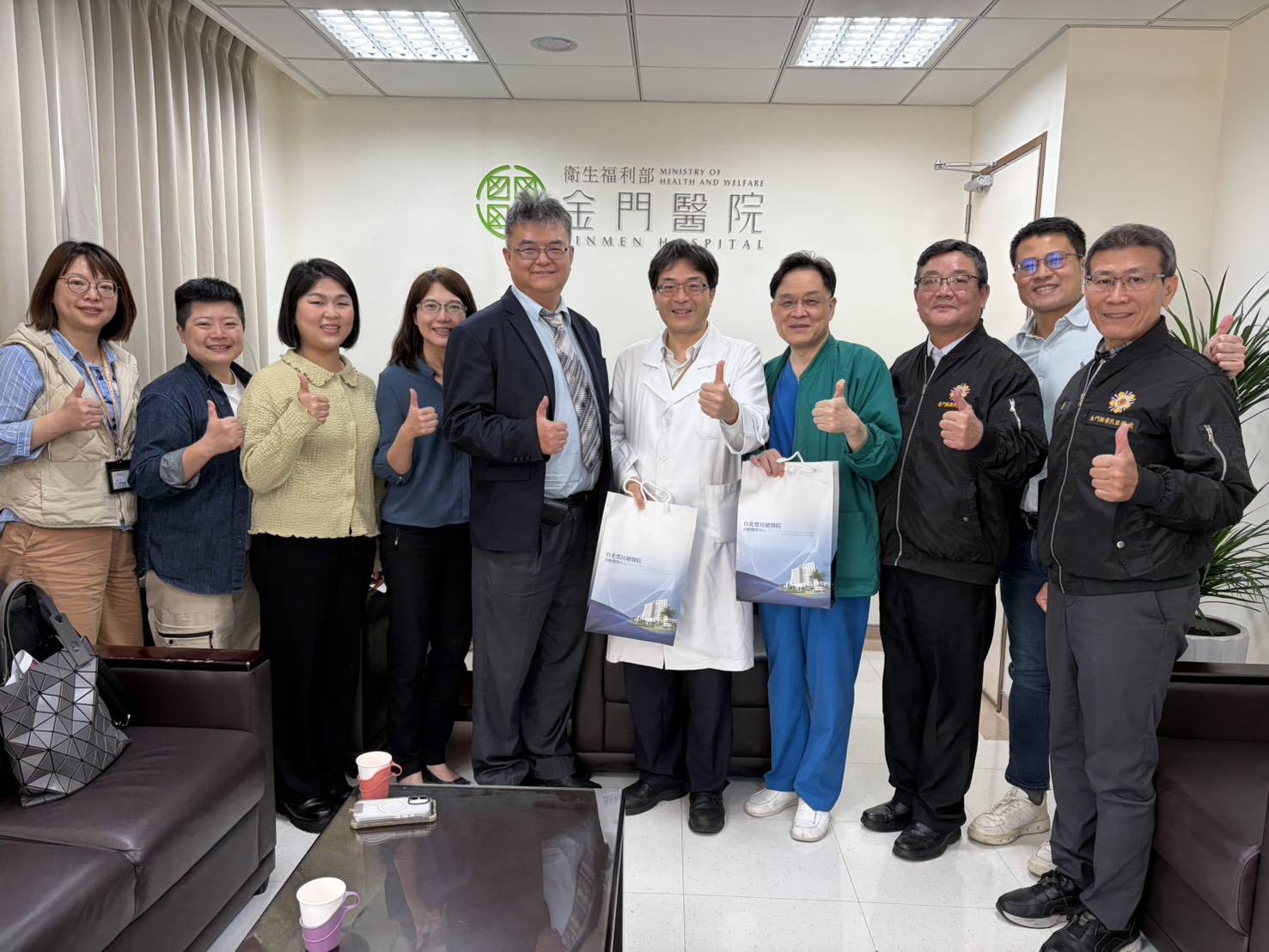 圖一本處人員陪同臺北榮民總醫院人員拜會金門醫院後實施合影