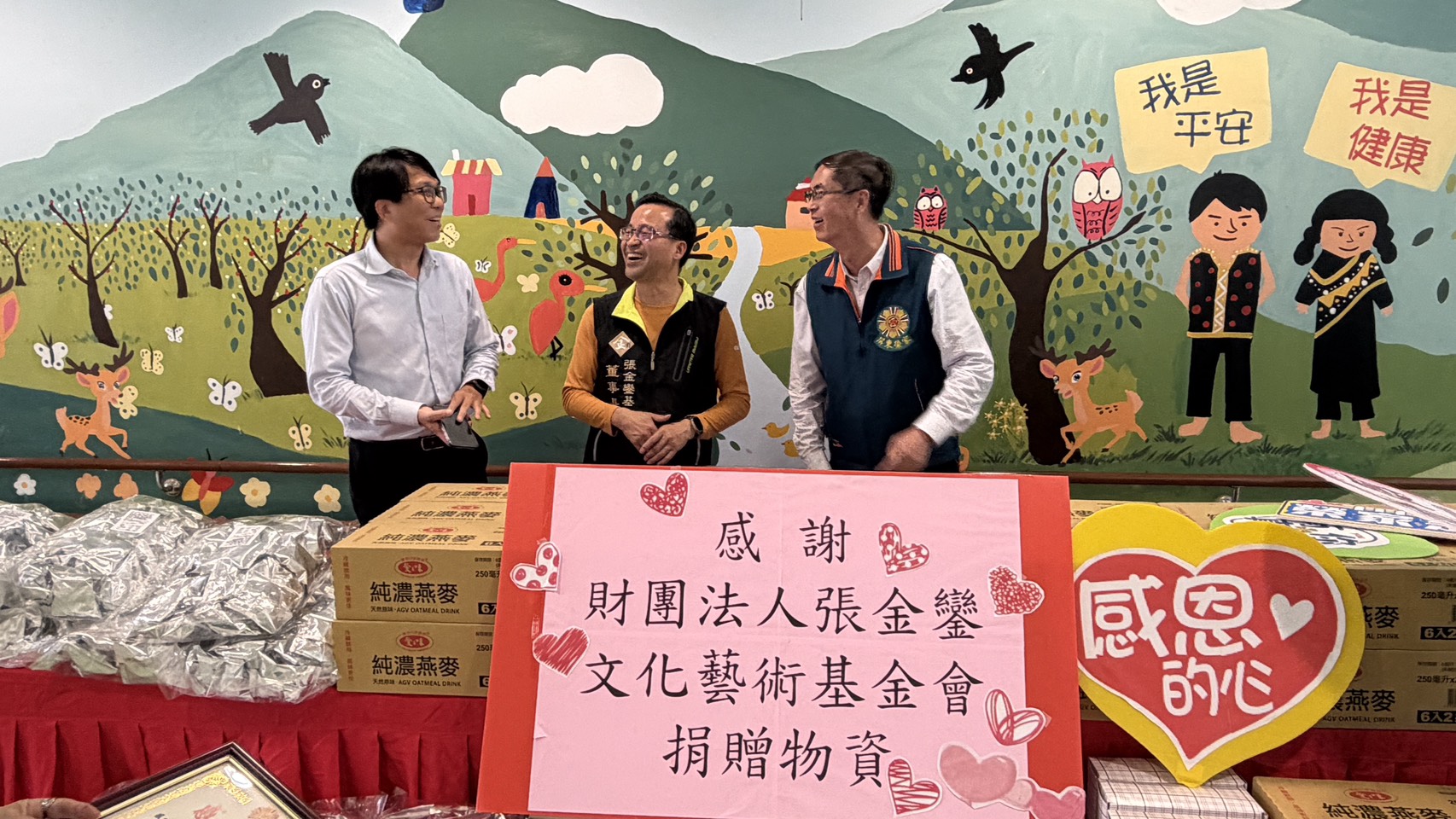 圖2家主任(圖右)向財團法人張金鑾文化藝術基金會表達感謝。