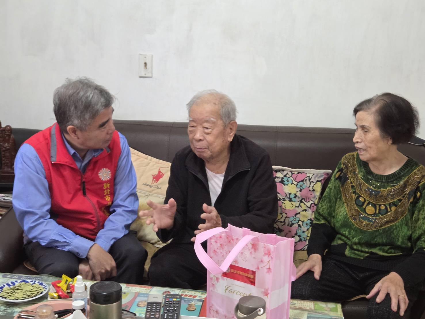 新北市榮民服務處處長林振生(左)訪視榮民彭爺爺(中),並關心其生活近況。