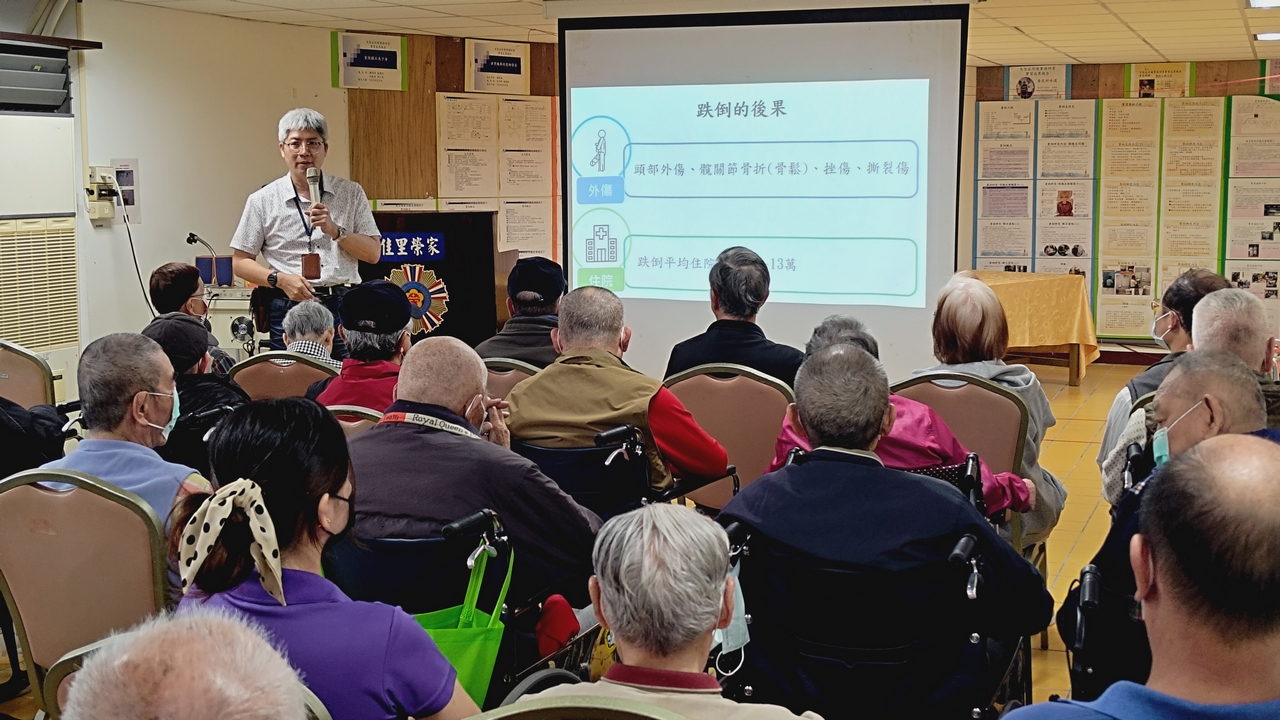 照片3：高雄榮總復健醫學部楊家麟職能治療師宣導如何預防跌倒。