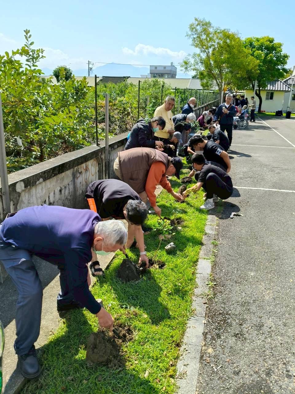 115年3月12日雲林榮家植樹節傳承愛 雲彩學園師生與長輩攜手綠化家園