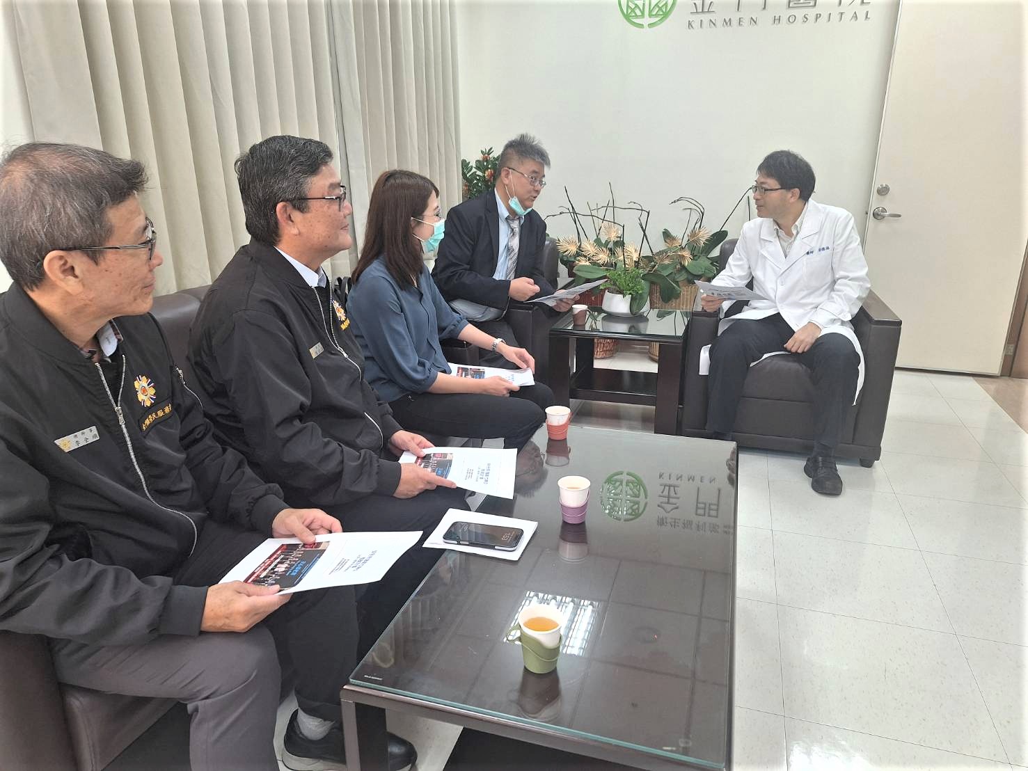 圖二劉信義處長(左2)陪同臺北榮民總醫院林明憲主任(右2)拜會金門醫院徐德福院長(右1)