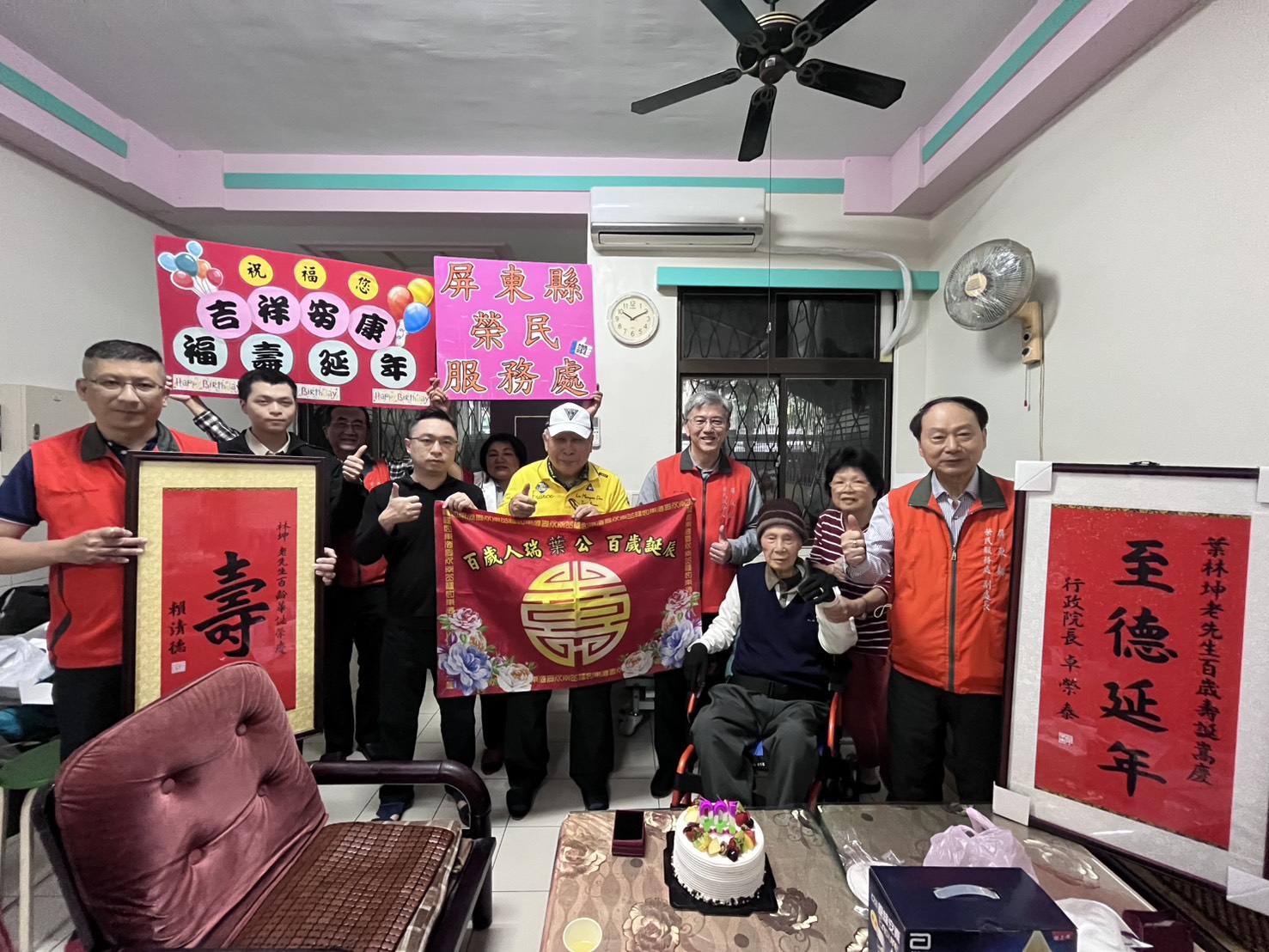 圖說1:葉伯伯家人與榮服處同仁合影