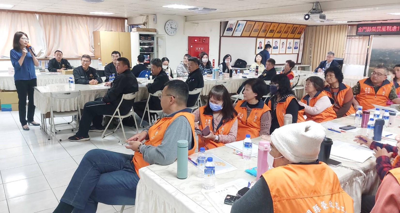圖二黃安君主治醫師向本處同仁、志工及來賓講解安心御老平台操作說明