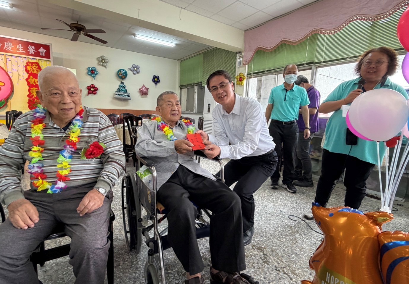 圖3主任李秦強(圖左1)頒贈壽星長輩林伯伯生日賀儀合影