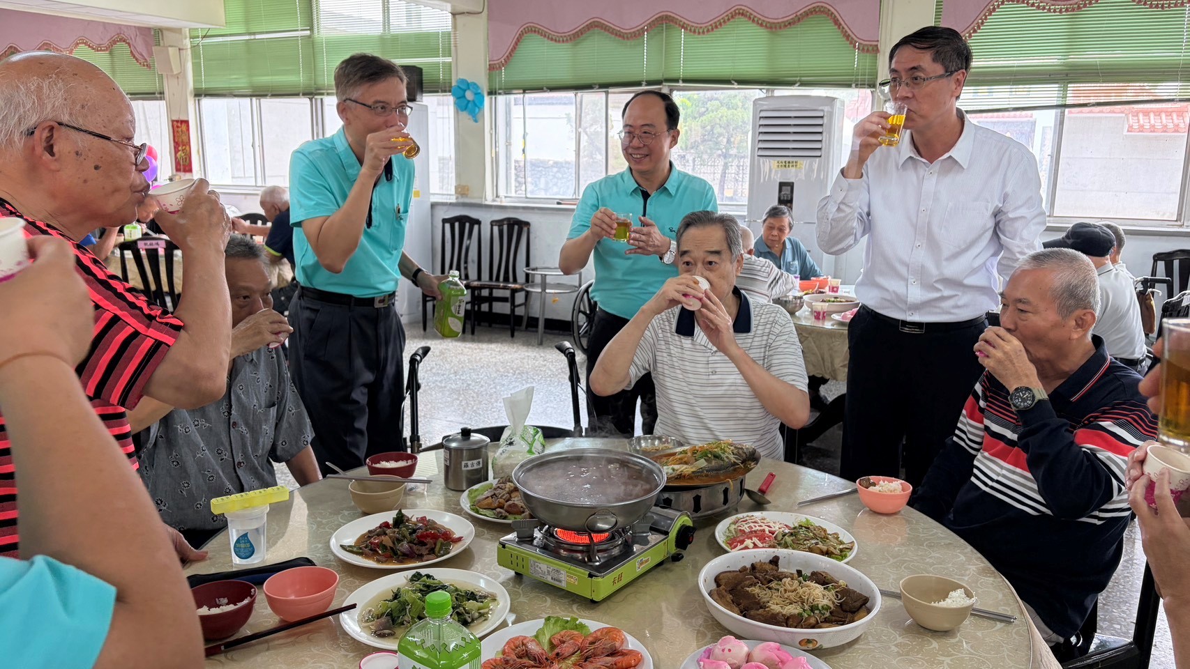 圖4主任李秦強(圖左1)暖心問候住民長輩