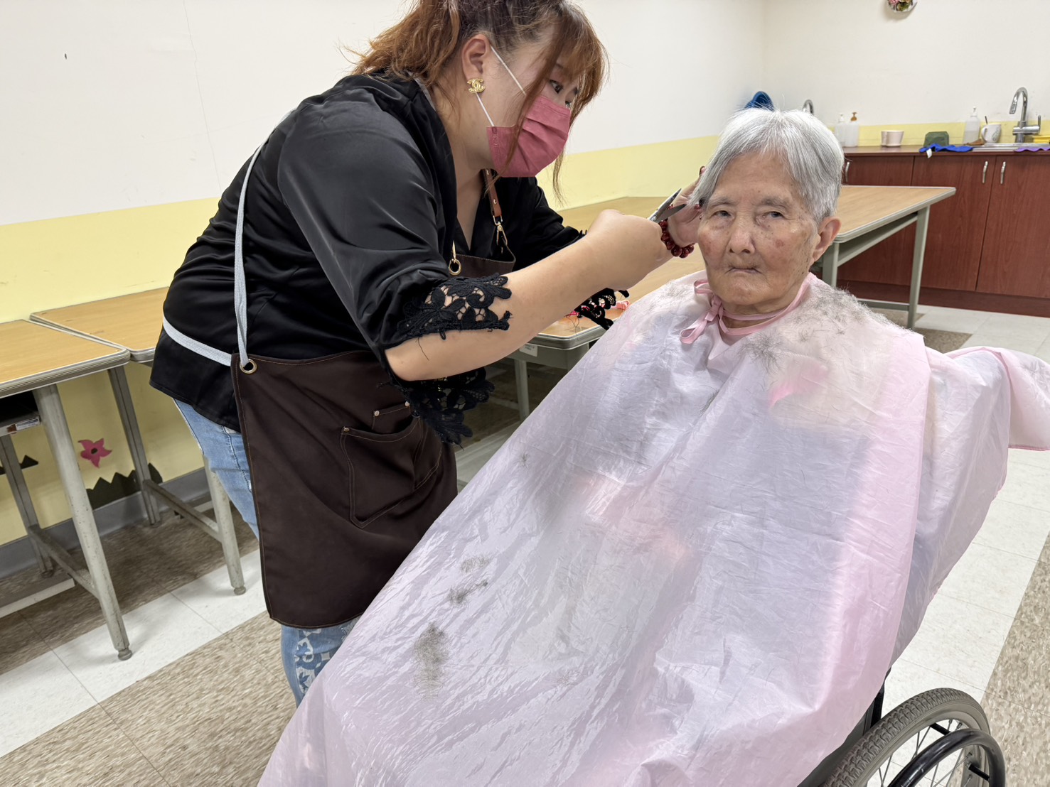 特寫老師專注剪髮耳邊,盡顯專業與關懷。