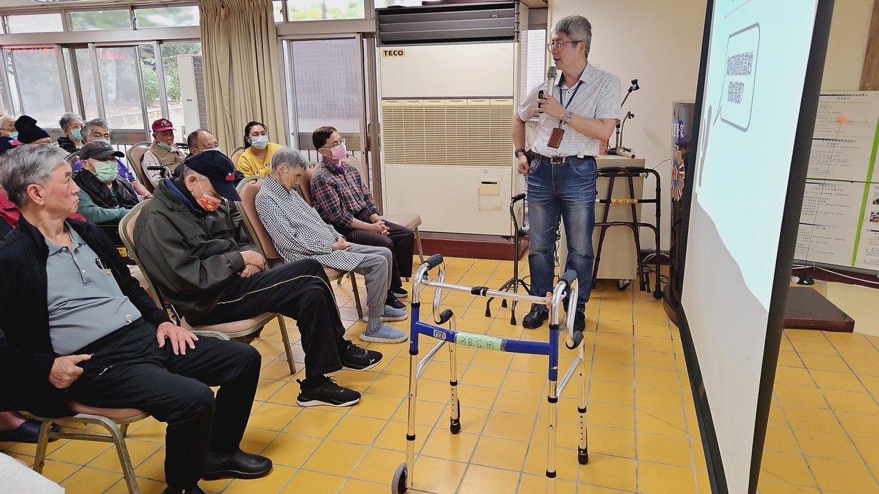 照片5：職能治療師宣導如何正確使用輔具。