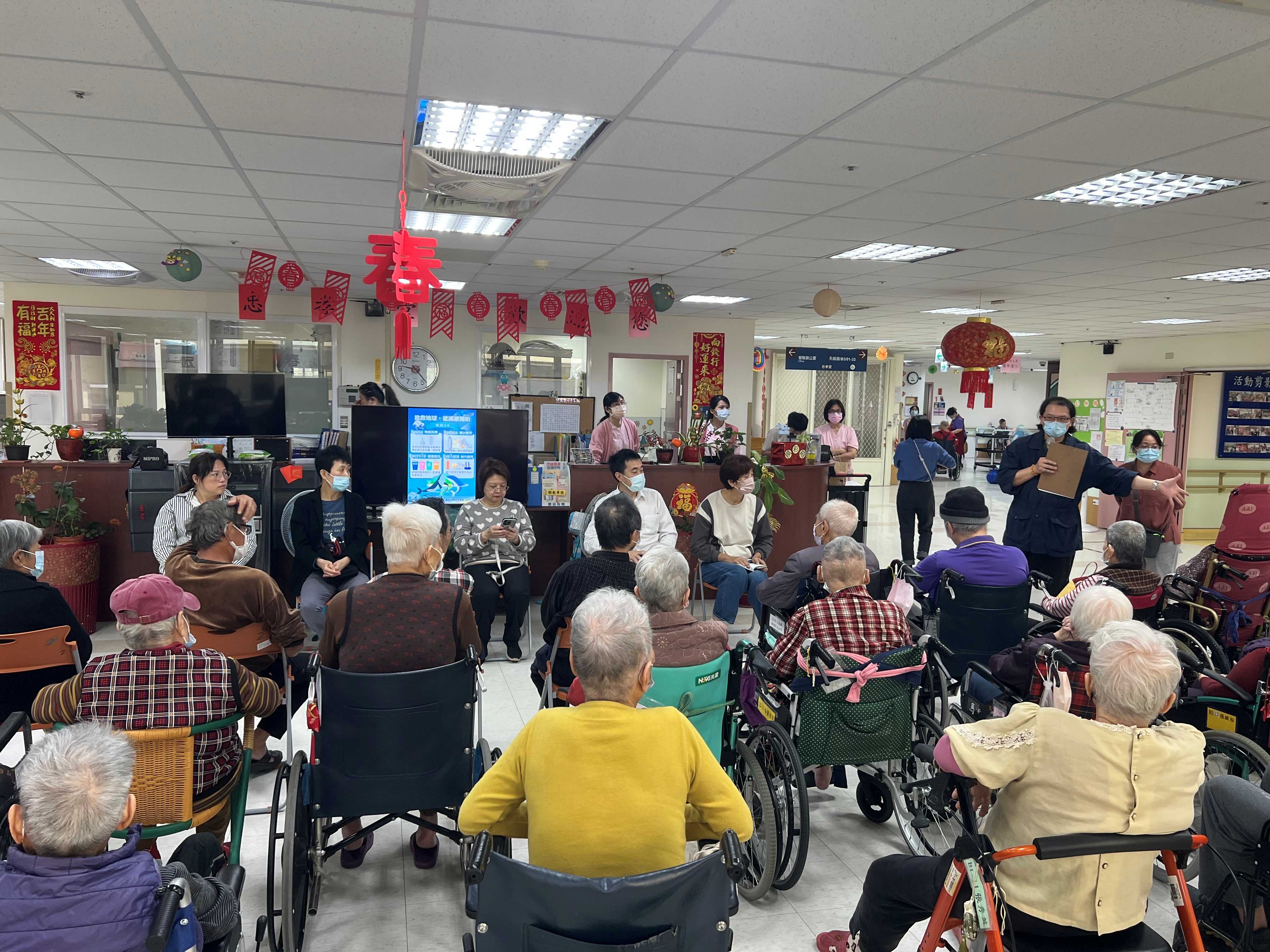 忠孝堂李堂長介紹新住民