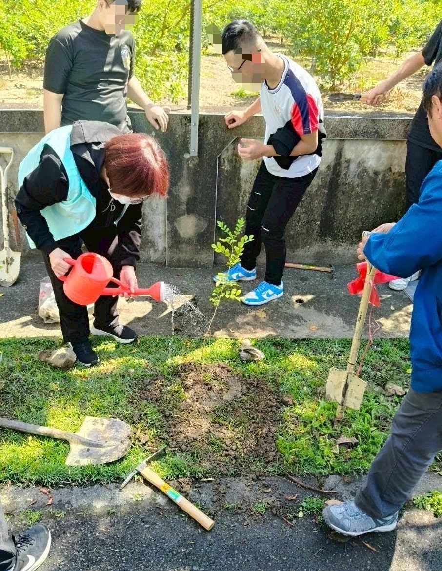 家主任親自為樹苗澆水,期盼小樹平安茁壯。