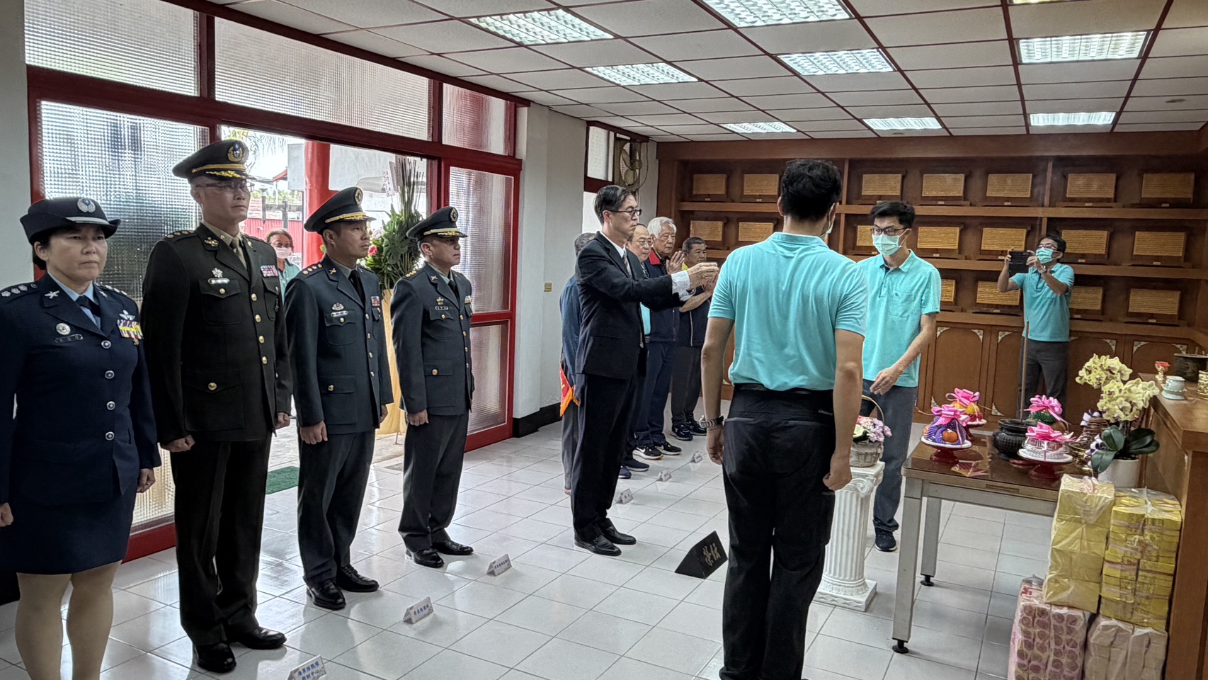 圖2:家主任(圖中)率陪祭人員向歷年亡故榮民上香。