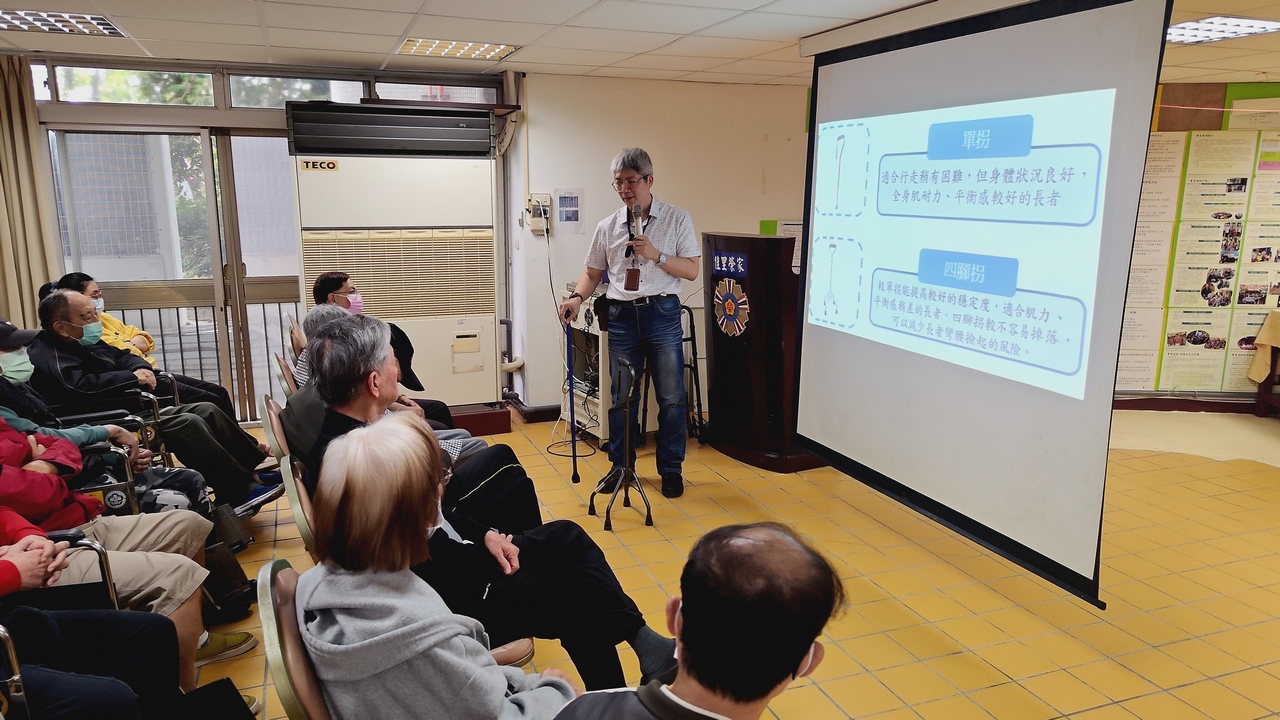 照片4：職能治療師宣導各種輔具功能。