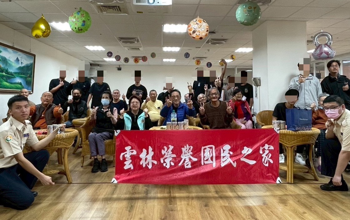 植樹活動溫馨開場,長輩與學子於室內歡樂大合影。