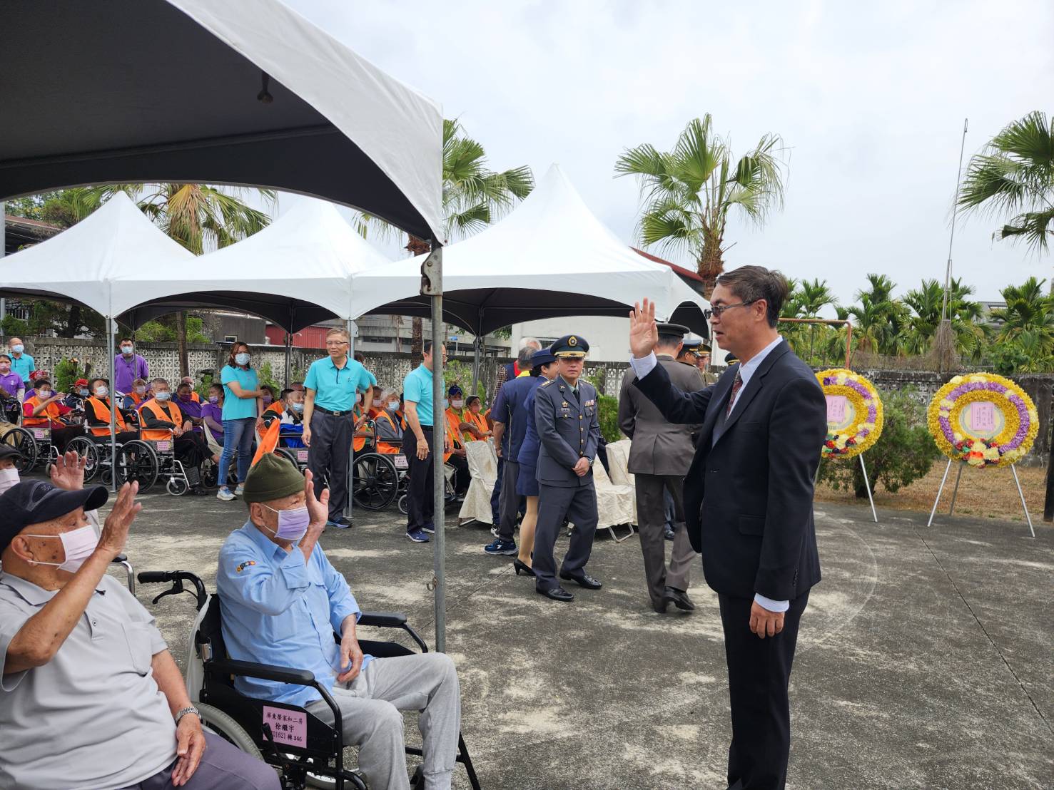 圖4:祭典完畢後家主任(圖右)向參加典禮長輩致意