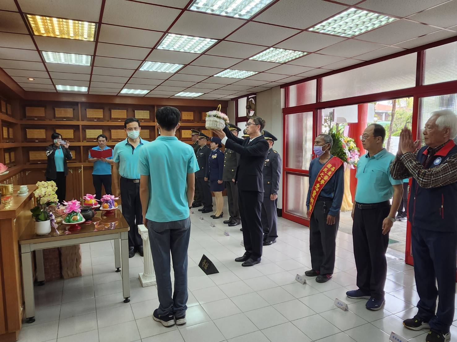 圖3:家主任(圖中)率陪祭人員向歷年亡故榮民獻花。