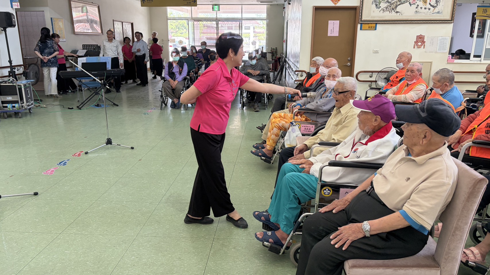 圖3:百歲住民楊爺爺(右3)與主持人互動熱絡