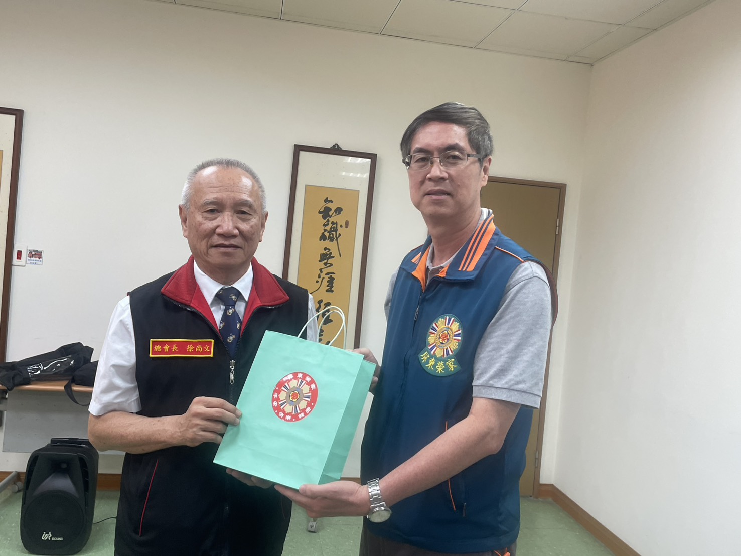 圖2 屏東榮家李秦強家主任(右)贈送徐尚文會長(左)禮品,感謝協會關心陸戰隊退役長輩