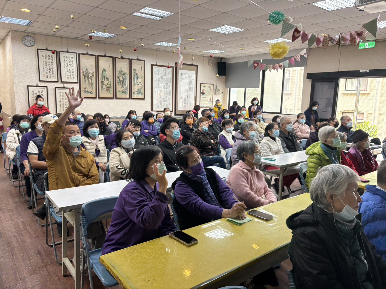 有獎徵答講師頒發小禮品