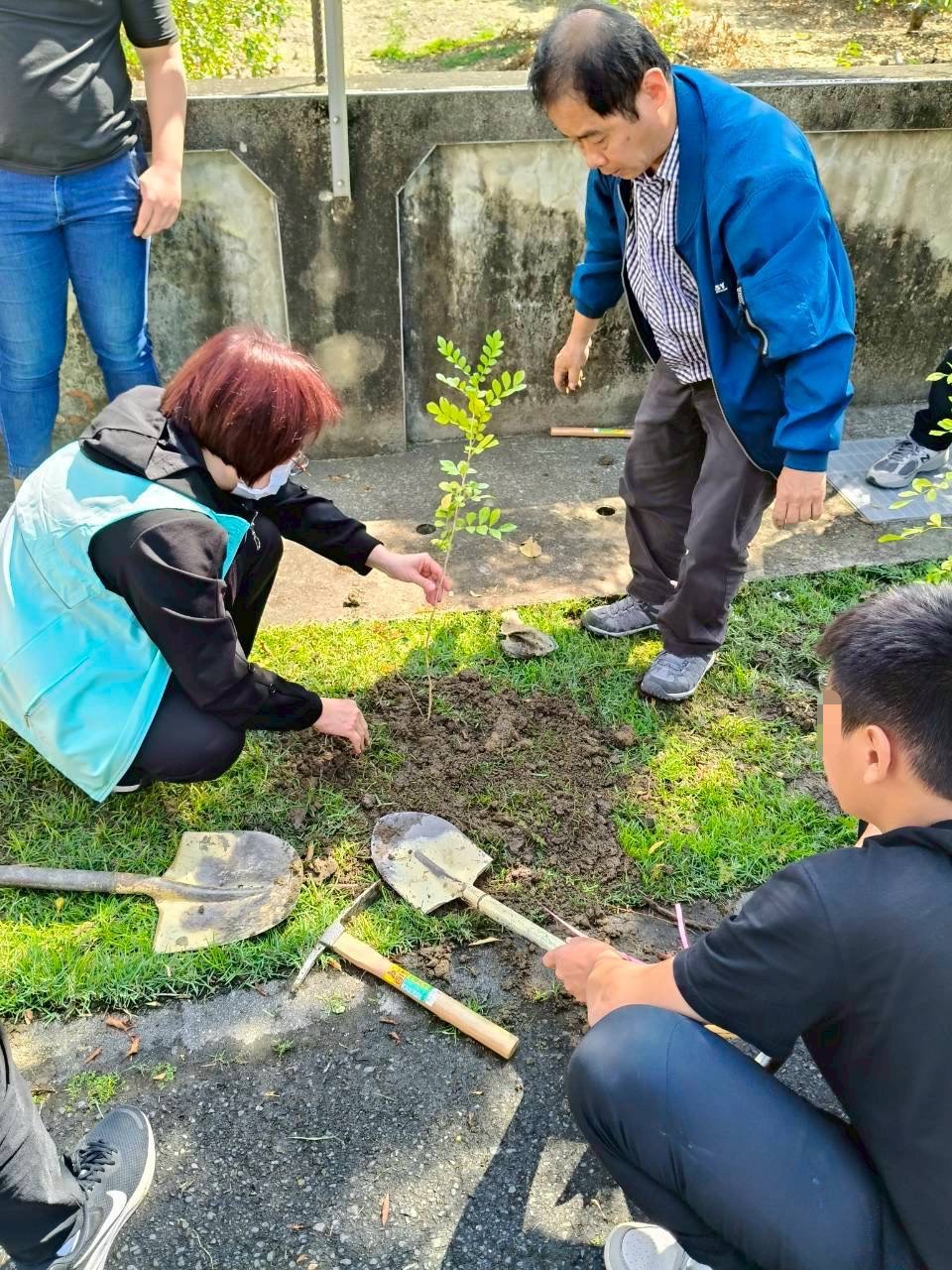 家主任與農業處技師親自為小樹苗覆土,帶領大家綠化家園。