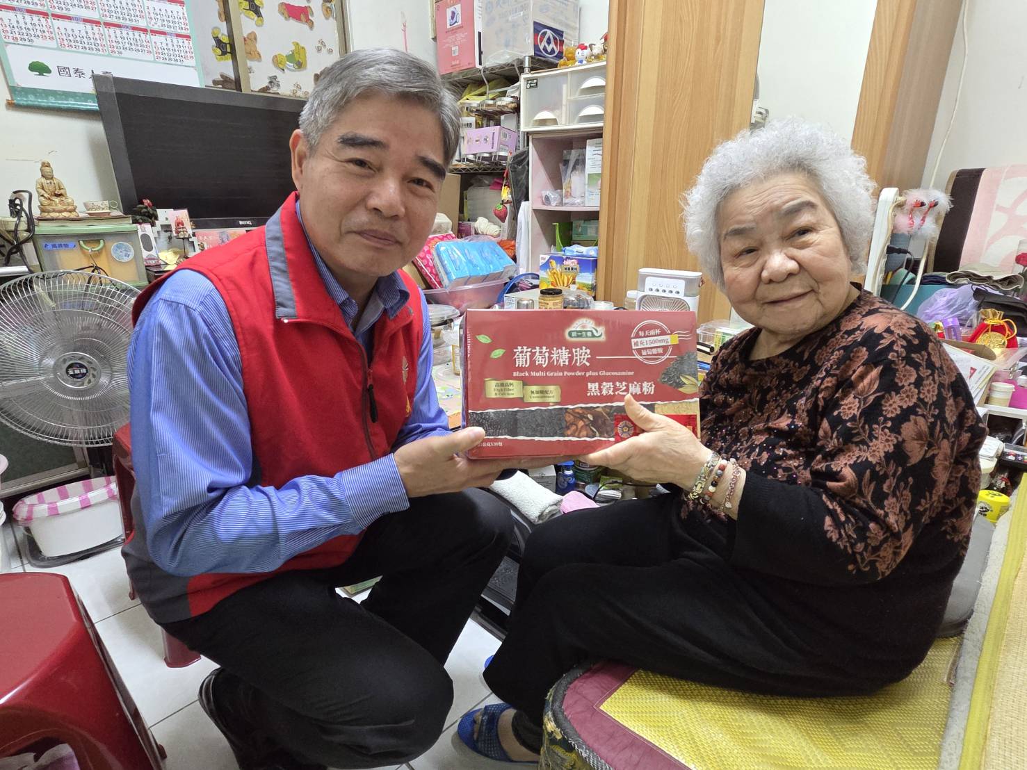 新北市榮民服務處處長林振生(左)訪視榮民林阿姨(右),並關心其生活近況。