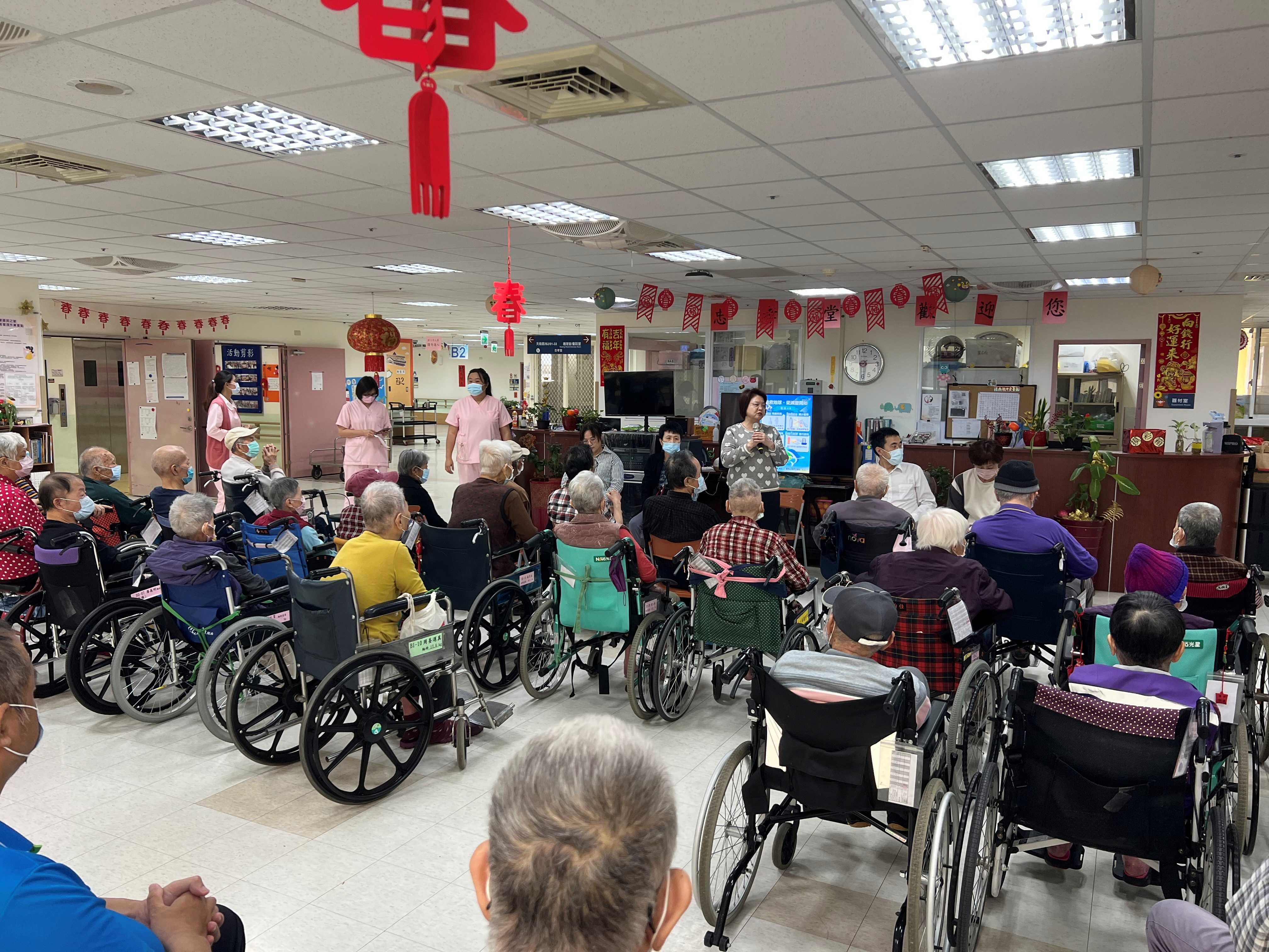 家主任向長輩們致詞問好