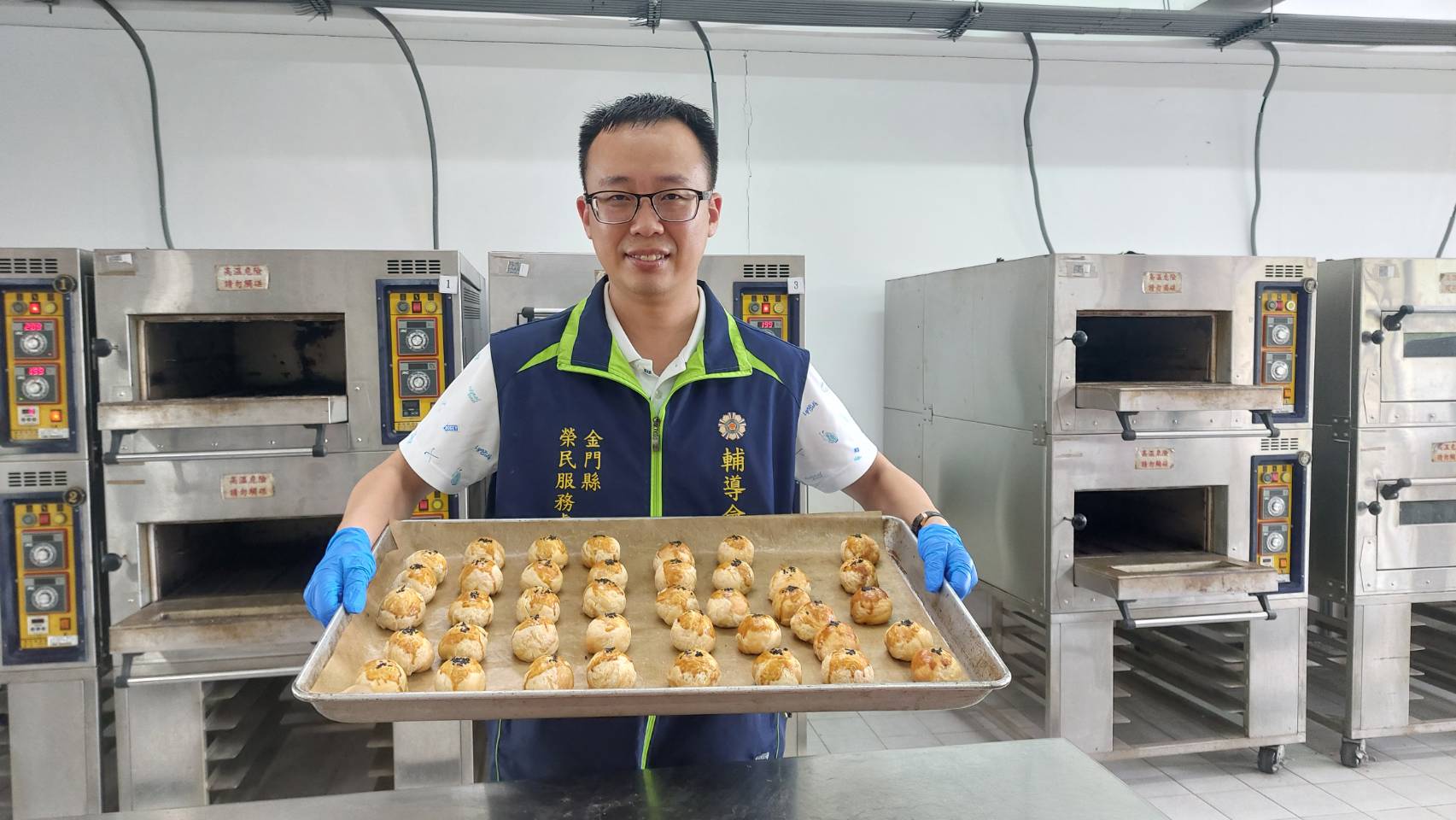 圖二吳懿紘目前任職於金門縣榮民服務處辦事員生活照